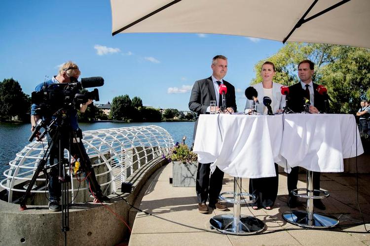 Sommermøde. Socialdemokraterne møder pressen og vil ikke helt afvise at sige ja til en skattelettelse. Foto: Peter Hove Olesen 