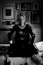 Tragikomisk. Beate Grimsrud benytter sig af en sviende skarp humor. 