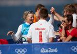 VIRVAR. Mellem alle medaljeinterviewene på stranden nåede Anne-Marie Rindom også at hilse på familien og kæresten  Kasper. 