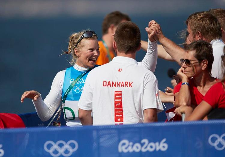 VIRVAR. Mellem alle medaljeinterviewene på stranden nåede Anne-Marie Rindom også at hilse på familien og kæresten  Kasper. 