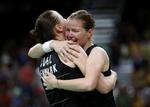 vinderkrammer. Kamilla Rytter Juhl og Christinna Pedersen jubler sammen efter at have vundet OL-semifinalen. Foto: Jens Dresling 