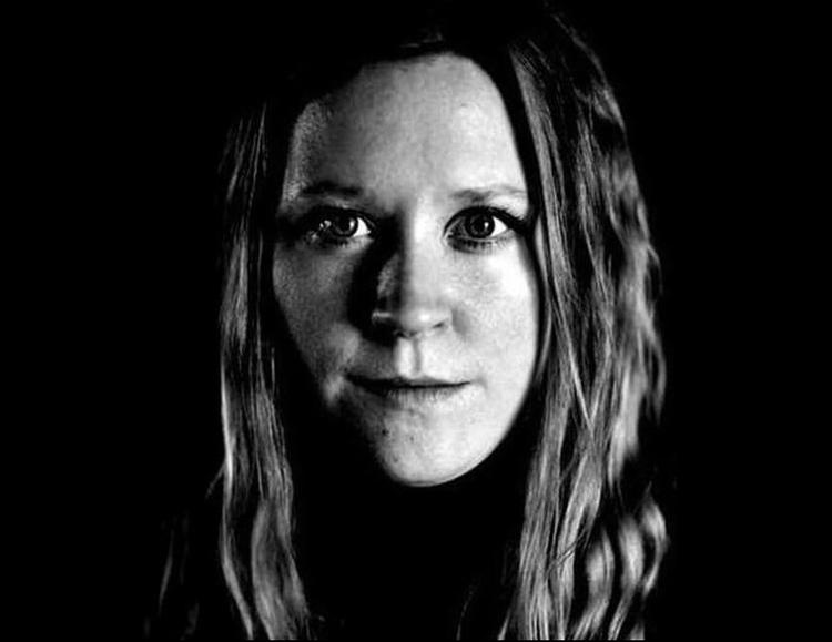 KULTUR. Karina Willumsen: »Jeg synes sjældent, at jeg spilder tiden på kultur, men jeg ræser selvfølgelig heller ikke i teatret eller til koncerter hele tiden. Nogle gange er det også fedt at lege forældre til et 2. klasses-barn og klappe rigtig meget ad noget, man ser, selv om det måske ikke var vildt godt.« Foto: Joachim Adrian 