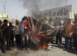 Oprør. Baha Mousa's død i britiske soldaters varetægt få måneder efter invasionen i 2003 blev mødt af vrede protester i Basra. Urolighederne var et forvarsel om, hvad der ventede briter og danskere i det sydlige Irak.Foto: Khalid Mohammed/AP 