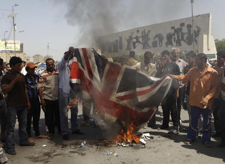 Oprør. Baha Mousa's død i britiske soldaters varetægt få måneder efter invasionen i 2003 blev mødt af vrede protester i Basra. Urolighederne var et forvarsel om, hvad der ventede briter og danskere i det sydlige Irak.Foto: Khalid Mohammed/AP 