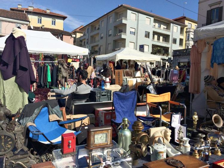 TING. Det store loppemarked i Torino falbyder hver lørdag tingeltangel i store mængder. Foto: Steffen Villadsen 