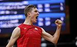 MEDALJEKURS. Viktor Axelsen viste onsdag, at han er i topform på det helt rigtige tidspunkt, da han afviste briten Ouseph i to sæt. 