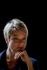 Kunstnerforældre. Hvis man nu tror, at Linn Ullmann, datter af svenske Ingmar Bergman og meget yngre norske Liv Ullmann (endelig!), har skrevet en minutiøst udleverende beretning om sin dæmoniske far, tager man fejl. ’De urolige’ er for det første en roman - en fremragende roman. 