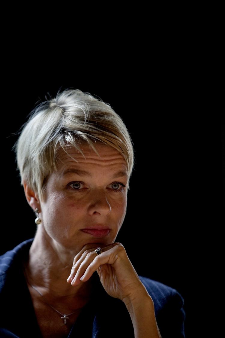 Kunstnerforældre. Hvis man nu tror, at Linn Ullmann, datter af svenske Ingmar Bergman og meget yngre norske Liv Ullmann (endelig!), har skrevet en minutiøst udleverende beretning om sin dæmoniske far, tager man fejl. ’De urolige’ er for det første en roman - en fremragende roman. 