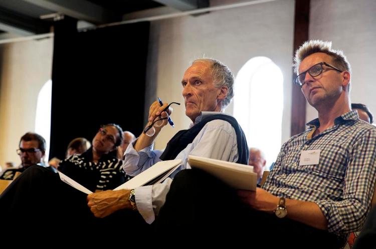 Diskussion. Kulturminister Bertel Haarder (V) sidder ved siden af chefen for Copenhagen Phil, Uffe Savery, på mødet i Rødding, hvor kulturens prioriteringer de seneste dage er blevet diskuteret. 