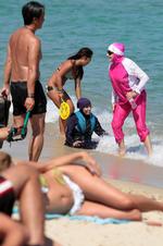 bademode. Burkinien blev ’opfundet’ i 2004, og dragten bliver stadig mere populær. Her luftes den af to kvinder i det sydlige Frankrig i denne uge. Foto: Abaca Press 