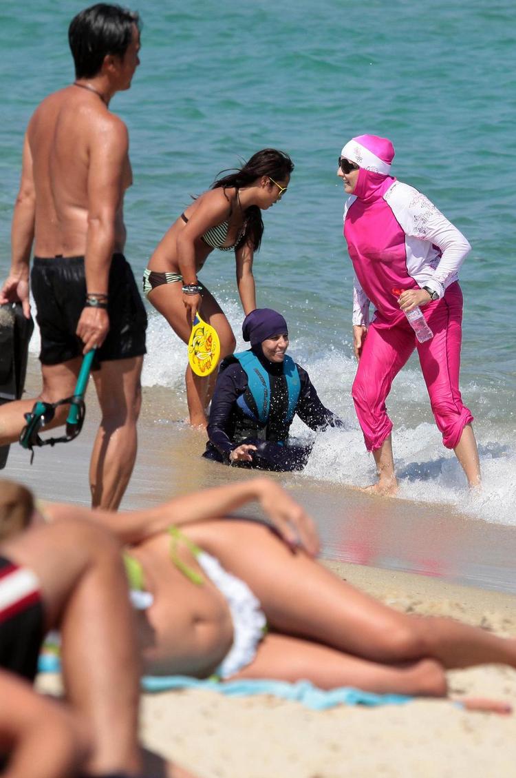 bademode. Burkinien blev ’opfundet’ i 2004, og dragten bliver stadig mere populær. Her luftes den af to kvinder i det sydlige Frankrig i denne uge. Foto: Abaca Press 