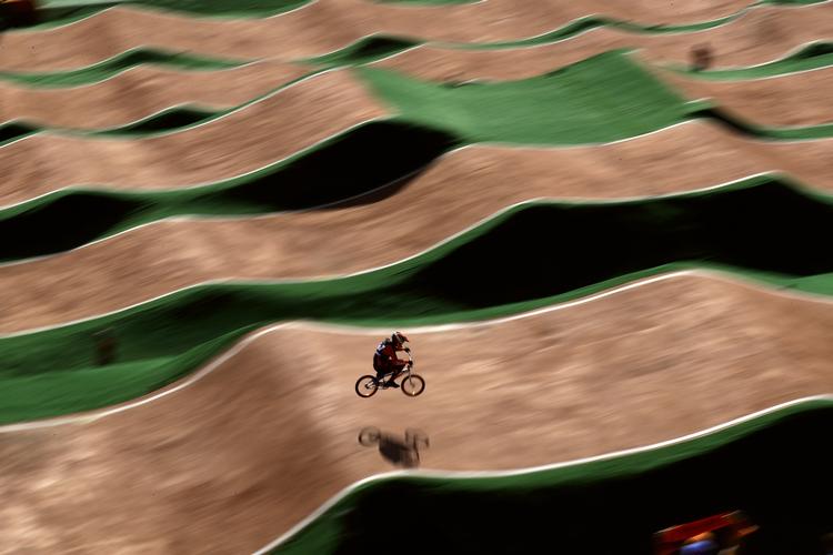 Speed. Der er fart over feltet på bmx-banen. Rytteren på billedet er Jelle van Gorkom fra Holland. 