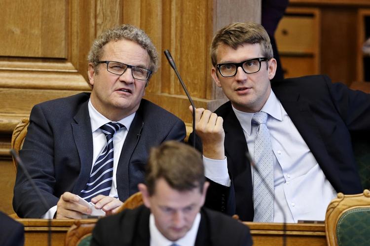 øv. Preben Bang Henriksen (tv.) er skuffet over, at staten næsten aldrig benytter andre advokatfirmaer end Kammeradvokaten. 