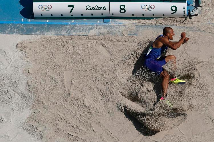 Frelseren.  Ashton Eaton er storfavorit til at vinde guld i tikamp, og amerikaneren vandt blandt andet længdespring på konkurrencens første dag. 
