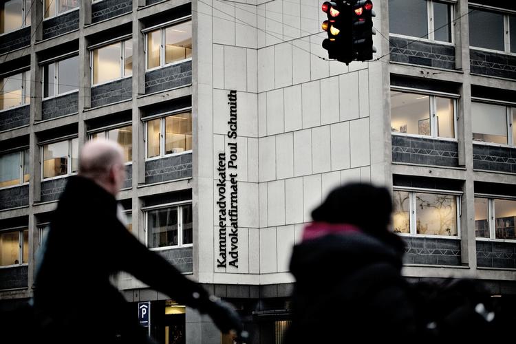 Minister for offentlig innovation Sophie Løhde (V) har varslet Kammeradvokaten om, at regeringen fra 2018 vil konkurrenceudsætte eller hjemtage juridiske ydelser for over 55 mio. kr. om året.  