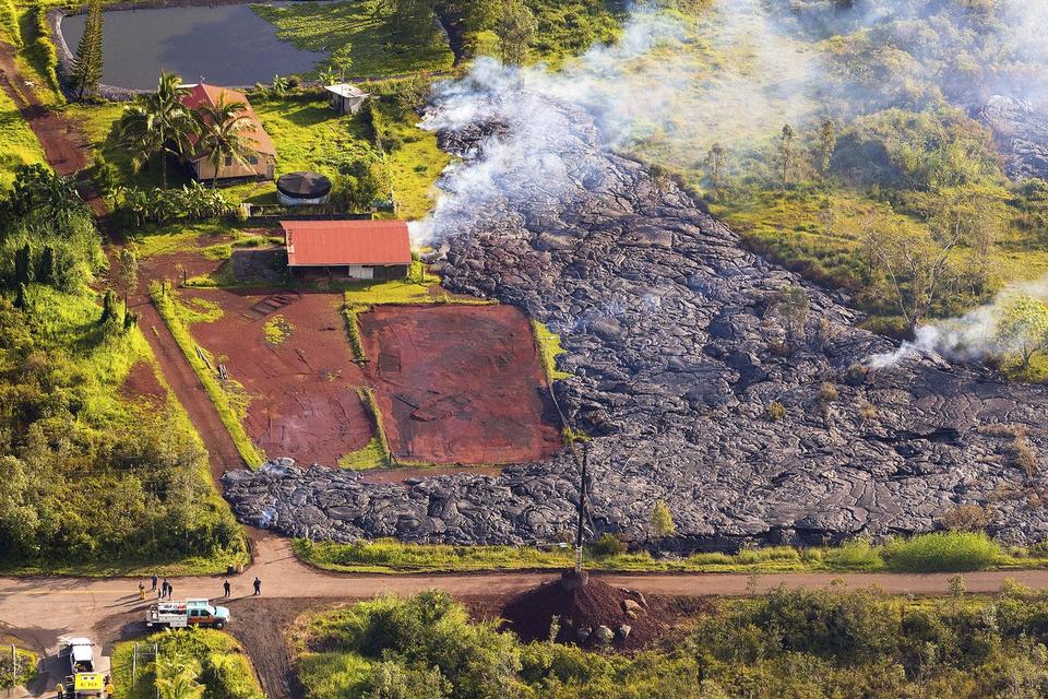 TRUSSEL. Lavastrømmen æder sig her ind på et hus. Billedet er fra 2014. 