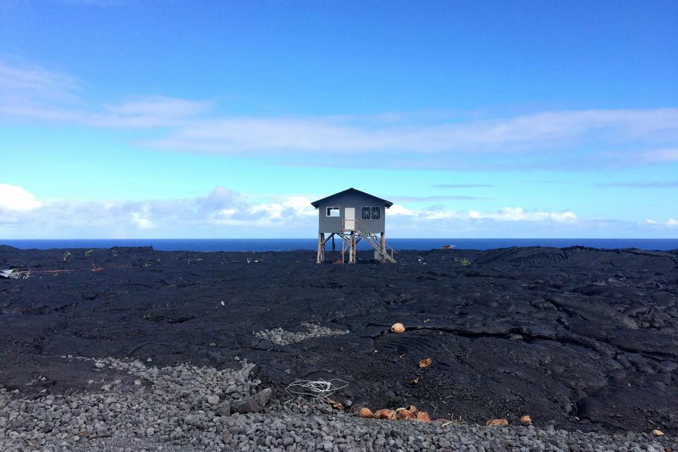 ØDE. Dette hus på Big Island blev for nogle år siden omringet af lavastrømmen. Sådan ser det ud i dag. 