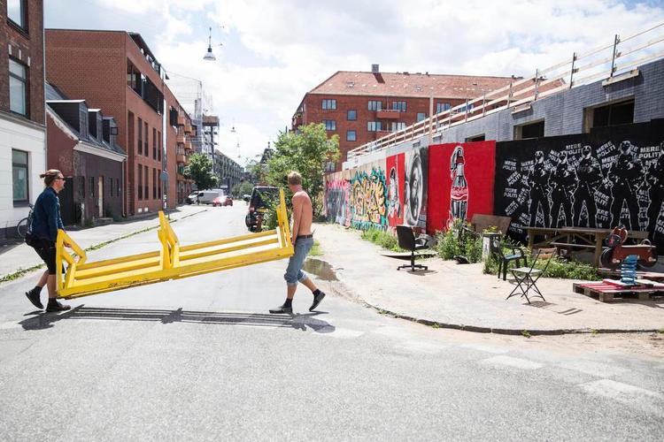 Ungdomsboliger. Her ved krydset mellem Provstevej og Thoravej, skulle man måske havde tænkt, om det var flere boliger området havde brug for - som det i forvejen er fyldt af. Og nu en grøn plads mindre. 