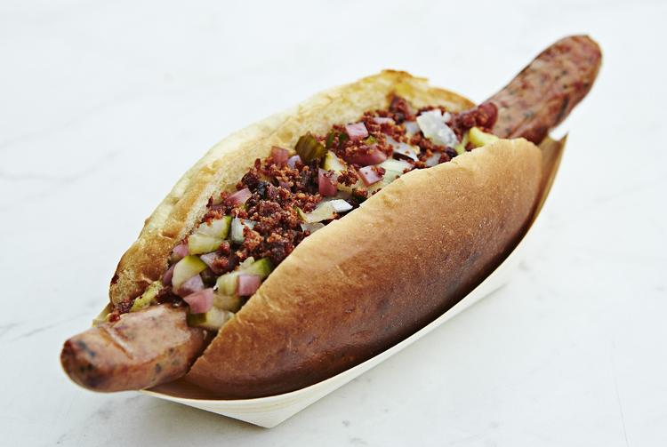 Gourmethotter. For 90 kroner kan du sætte tænderne i en af de hotdogs, der dyster om den uofficielle titel som verdens bedste hotdog. Her er det fra hotdog DM i 2014. 