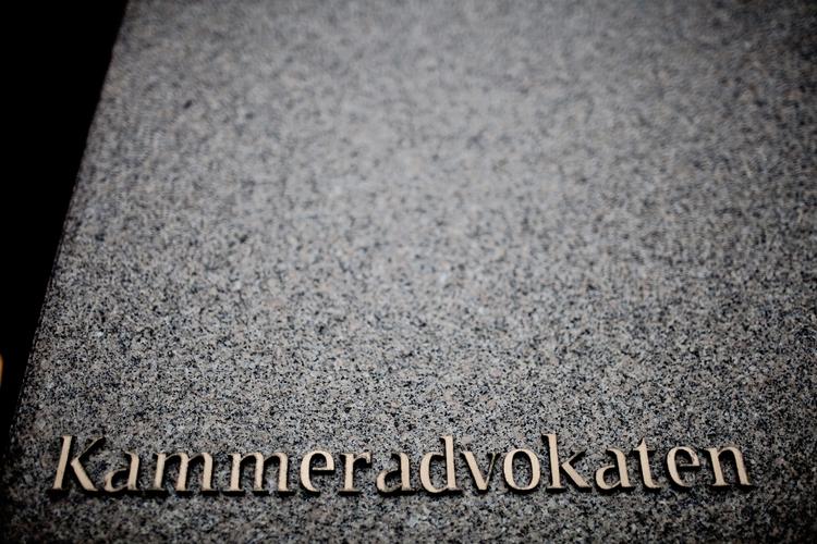hjælpekorps. Med et jurakorps på omtrent 400 medarbejdere bistår Kammeradvokaten staten i både politiske problemsager og retssagerokatfirmaer. 