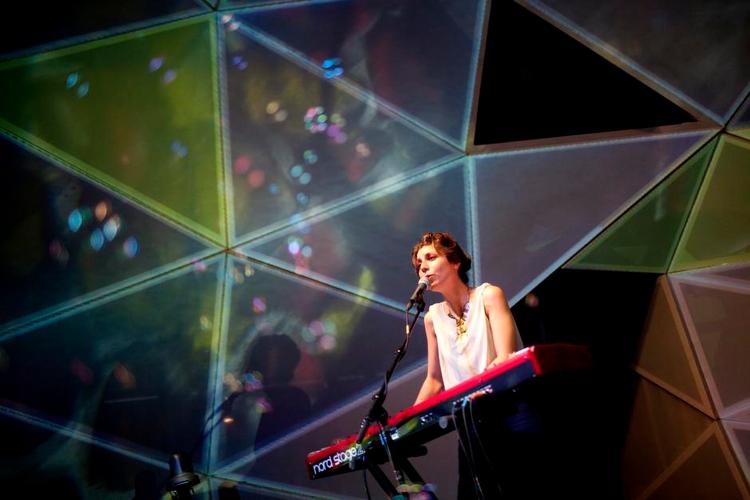 Mundfuld. Julia Holters alternative pop er en mundfuld, men en ret himmelsk af slagsen. Hun spiller i aften torsdag i Studie 3 i Koncerthuset. 