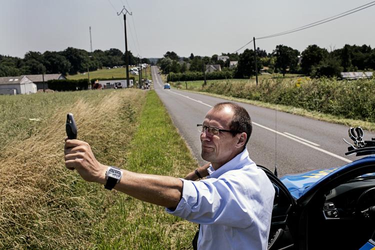 detaljerne. Dan Frost måler som sportsdirektør for Saxo-Tankoff vindhastigheden før en flad etape i Tour de France. 