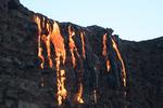 ILDTÆPPE. Lavaen fra vulkanen Kilaueau på Hawaiis Big Island flyder ud over en klippekant. 
