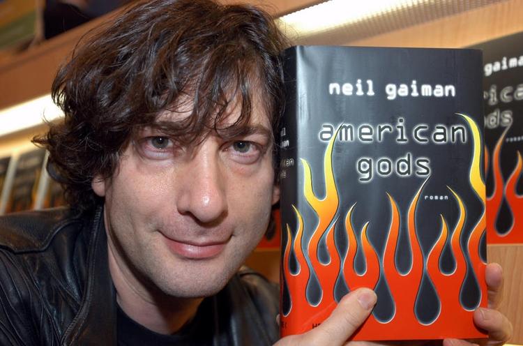 OVERTRO. Neil Gaiman (Billedet) er forfatteren bag romanen 'American Gods', der nu bliver lavet til en serie på flere sæsoner. 