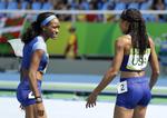 CHOK. English Gardner er dybt frustreret, mens Allyson Felix forsøger at forstå, hvad der er sket på 4x100-stafetten. 