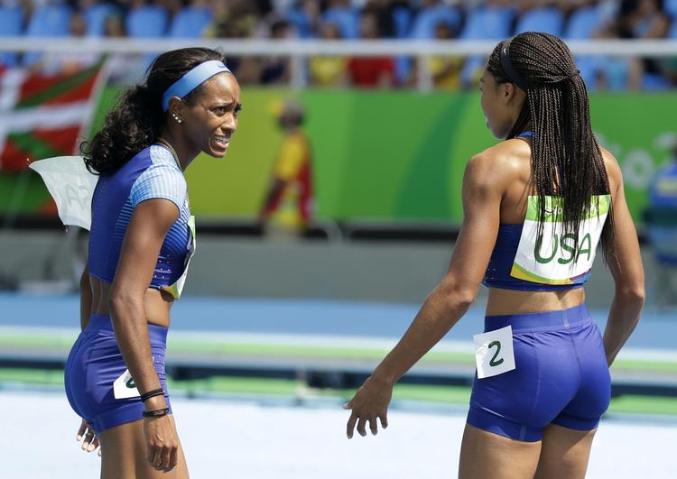 CHOK. English Gardner er dybt frustreret, mens Allyson Felix forsøger at forstå, hvad der er sket på 4x100-stafetten. 