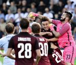 HUG. SønderjyskEs Marcel Rømer og Sparta Prags målmand Tomáš Koubek i nærkamp under torsdag aftens Europa League-opgør i Haderslev. 