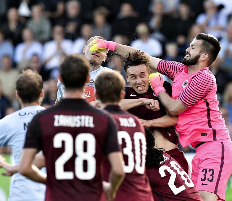 HUG. SønderjyskEs Marcel Rømer og Sparta Prags målmand Tomáš Koubek i nærkamp under torsdag aftens Europa League-opgør i Haderslev. 