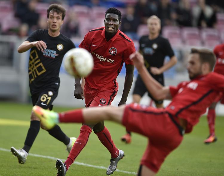FORBI. FC Midtjyllands Paul Onuachu og Osmanlispors Numan Cürüksu ser hjemmeholdets Filip Novak komme for sent til en afslutning. 