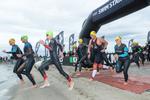 STARTSKUD. Til klapsalver fra tilskuerne løb 1.600 ivrige motionister torsdag aften i vandet for at jagte titlen som tiendedels jernmand. 