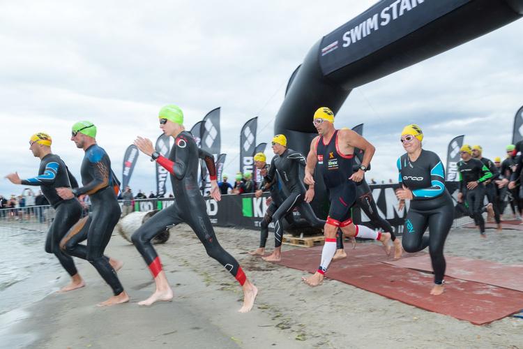 STARTSKUD. Til klapsalver fra tilskuerne løb 1.600 ivrige motionister torsdag aften i vandet for at jagte titlen som tiendedels jernmand. 