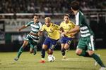 FORREST. Her lykkes det Brøndbys Hany Mukhtar at nå bolden før Panathinaikos-spilleren Zeca, men det var ellers det græske hold, der dominerede. 