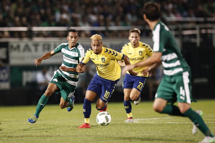 FORREST. Her lykkes det Brøndbys Hany Mukhtar at nå bolden før Panathinaikos-spilleren Zeca, men det var ellers det græske hold, der dominerede. 