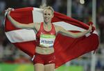 Sara Slott viser smilet og flaget - som man naturligvis gør, når man har vundet en olympisk sølvmedalje. Det skete for et år siden i Rio. 