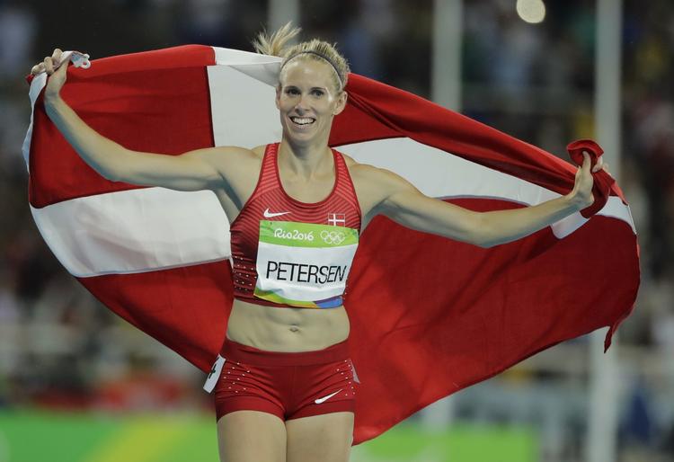 Sara Slott viser smilet og flaget - som man naturligvis gør, når man har vundet en olympisk sølvmedalje. Det skete for et år siden i Rio. 