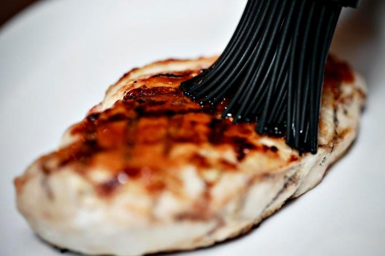 Grillsovs. Kun to saucer får over middelkarakter i Politikens smagstest af syv forskellige varianter af barbecuesauce. 