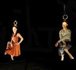 Ophængt. Sanja Kosonen og Elice Aboce Muhonen i hårfin balance mellem det skønne og det groteske med smerten som skjult passager. 