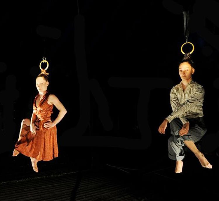 Ophængt. Sanja Kosonen og Elice Aboce Muhonen i hårfin balance mellem det skønne og det groteske med smerten som skjult passager. 