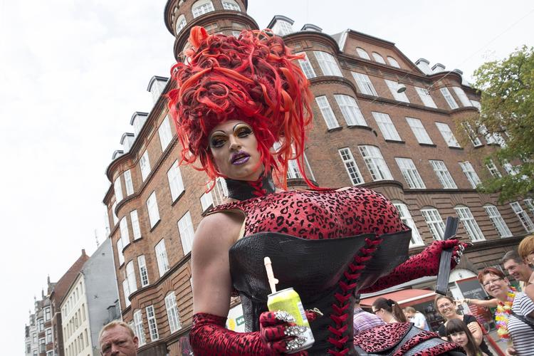 Festligt. Lunefuldt vejr har aldrig stoppet en Pride-parade i København. 