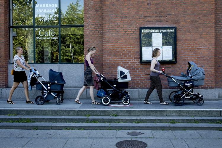 Fladere? En læser undrer sig over, hvorfor mange nybagte mødre har betydeligt fladere baller efter fødslen end før. 