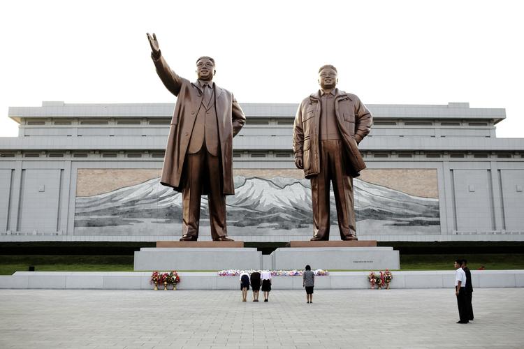 Den amerikanske regering har truet Nordkorea med krig og flere sanktioner, men har alligevel i flere uger holdt en dør åben for forhandlinger. 