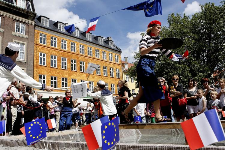 Salut! Det siger Gråbrødretorv fredag aften, når restauranterne rykker ud og serverer franske fristelser til folket. Her fra et andet fransk event på torvet. 
