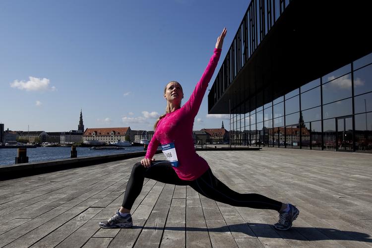 PILATES. Indlæg pilates på løbeturen. Se Frida Hallqvists video til brug på løbeturen. 