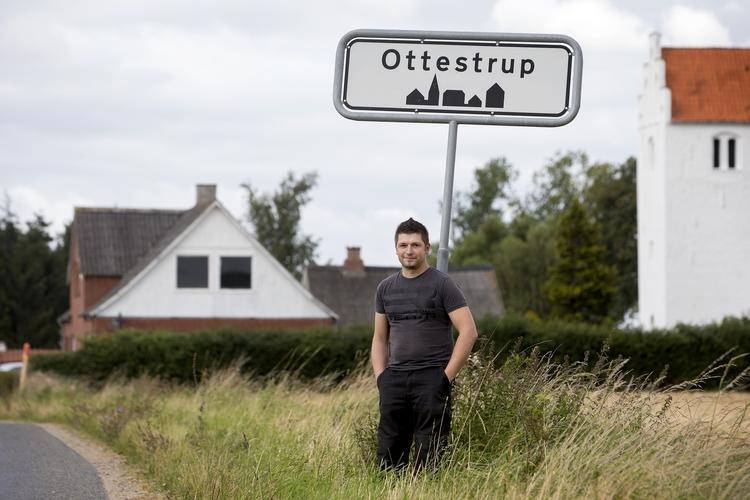 ALTERNATIVT. Jesper Mortensen er en af de boligkøbere, der har fået afslag på at låne i banken. I stedet har han finansieret sit hus uden for Slagelse med et alternativt lån, som koster 8 pct. i rente. 