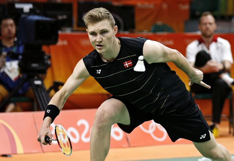 Udspillet. Viktor Axelsen havde ikke en chance mod kinesiske Chen Long, der sikkert vandt OL-semifinalen. 