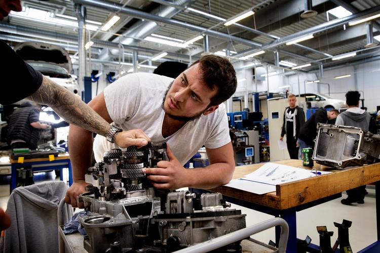 Praktik. På automekanikeruddannelsen på TEC Hvidovre er eleverne langt fra sikre på at få en praktikplads. 